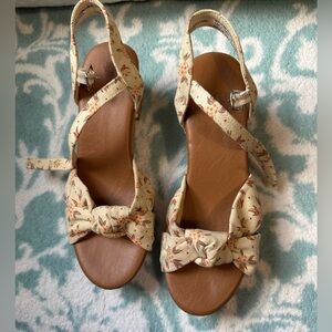 Universal Thread Eleanor Heel Floral Sandals Size 6.5